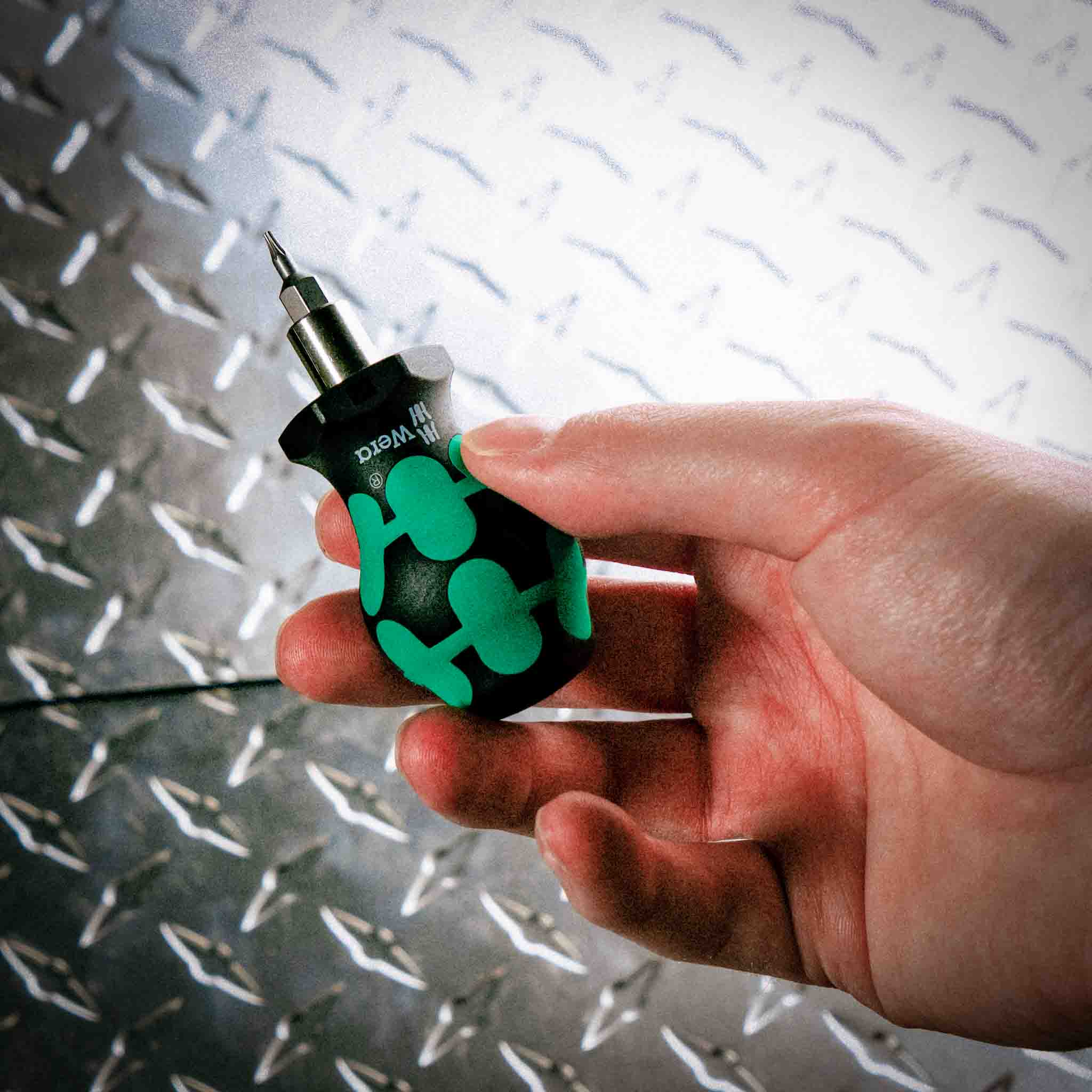 Stubby Bitholding Screwdriver - Magnetic
