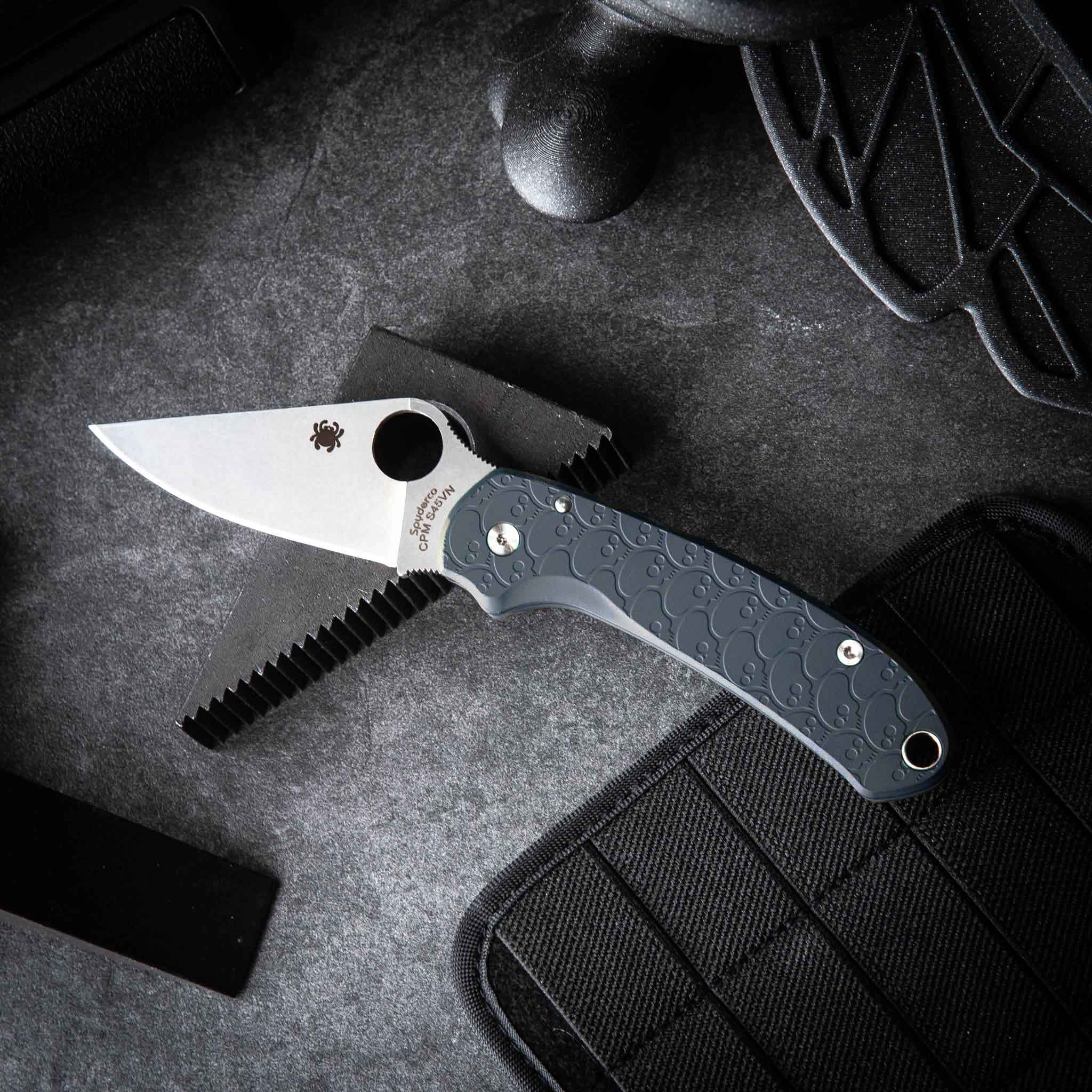 Flytanium X PLAYGE - Skinny Scales | Combat Gray Cerakote | Spyderco Para 3