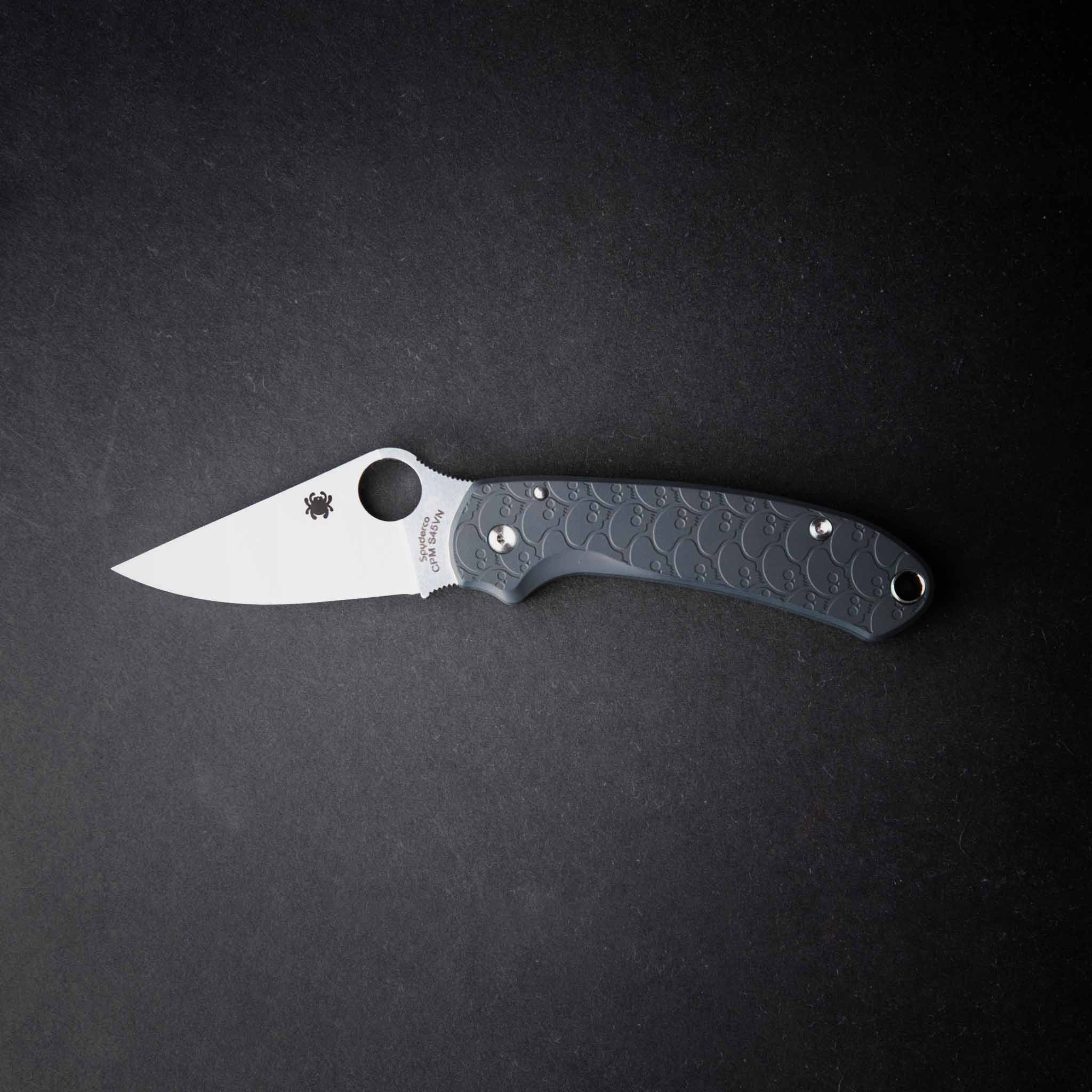 Flytanium X PLAYGE - Skinny Scales | Combat Gray Cerakote | Spyderco Para 3