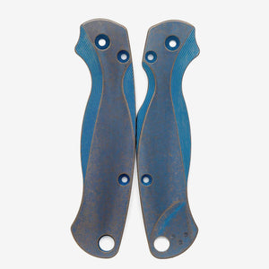Spyderco Paramilitary 2 scales in the limited edition Neptune finish, which is a mix of deep blue and hints of bronze.